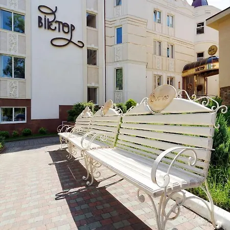 Victor & 4* トラスコヴェッツ